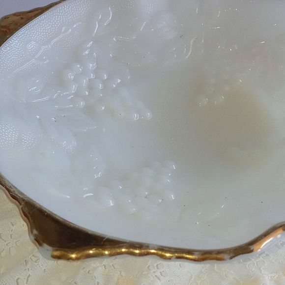 Vintage Anchor Hocking Milk Glass Bowl with Gold Trim Grape Pattern - Picture 4 of 8